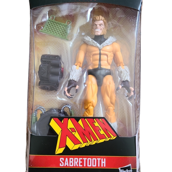 Marvel Legends Series Sabretooth Action Figure - Picture 2 of 7